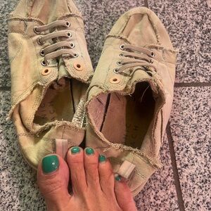Worn Women's Cream Sneakers
